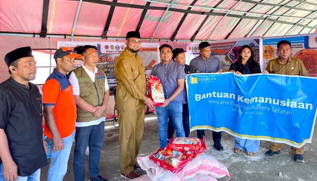 Harita Nickel menyerahkan bantuan untuk para warga terdampak banjir. Bantuan secara simbolis diserahkan secara langsung kepada Bupati Hasan Ali Bassam Kasuba di Posko Peduli Banjir BPBD Halmahera Selatan di Labuha. 